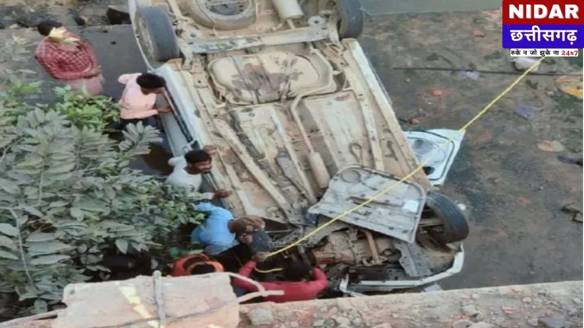 Chhattisgarh Road Accident:  अंबिकापुर-बनारस हाईवे पर पुलिया से नीचे गिरी बेकाबू कार, 3 लोगों की हालत नाजुक