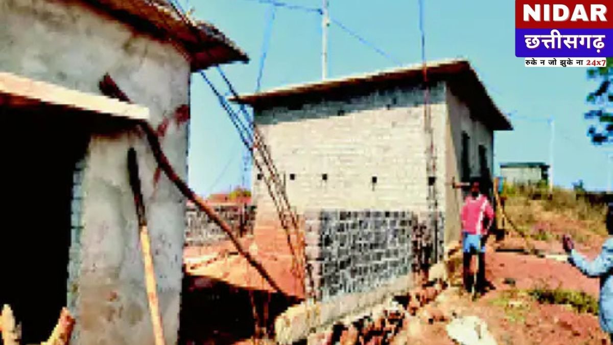 Surguja News: सरगुजा में PM जनमन योजना में बड़ी लापरवाही: बिना कॉलम के खड़े कर दिए आदिवासियों के मकान, ठेकेदार बोला- 'सब ऐसे ही बना रहे'