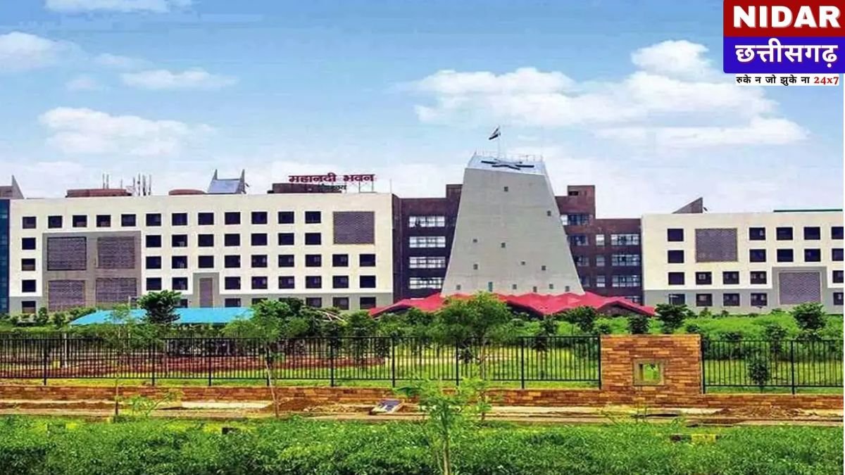 छत्तीसगढ़ नगरीय निकायों में 'पति राज' खत्म: अब खुद काम संभालेंगी महिला जनप्रतिनिधि, NHRC के निर्देश पर सख्त आदेश जारी छत्तीसगढ़ शासन ने नगरीय निकायों में महिला पार्षदों और जनप्रतिनिधियों के स्थान पर उनके पतियों या रिश्तेदारों द्वारा कामकाज संभालने की परंपरा पर पूर्णतः रोक लगा दी है। राष्ट्रीय मानवाधिकार आयोग (NHRC) की सख्ती के बाद राज्य के नगरीय प्रशासन विभाग ने इस संबंध में कड़े दिशा-निर्देश जारी किए हैं। प्रतिनिधि राज पर लगाम: अब निर्वाचित सदस्य ही होंगे जवाबदेह छत्तीसगढ़ के नगर निगमों, नगर पालिकाओं और नगर पंचायतों में अब 'प्रतिनिधि' संस्कृति गुजरे जमाने की बात हो जाएगी। अक्सर देखा जाता है कि महिला पार्षद या अन्य निर्वाचित प्रतिनिधि केवल कागजों तक सीमित रहती हैं, जबकि उनके वास्तविक अधिकारों का प्रयोग उनके पति, भाई या अन्य रिश्तेदार करते हैं। राष्ट्रीय मानवाधिकार आयोग ने इसे लोकतांत्रिक मूल्यों का हनन मानते हुए इस पर संज्ञान लिया है। NHRC की आपत्ति और संवैधानिक उल्लंघन आयोग को मिली शिकायतों के अनुसार, कई सांसद, विधायक और स्थानीय निकायों के निर्वाचित सदस्य अनौपचारिक रूप से अपने रिश्तेदारों को 'संपर्क व्यक्ति' या 'प्रतिनिधि' के रूप में नियुक्त कर लेते हैं। आयोग का मानना है कि यह प्रथा न केवल स्थानीय स्वशासन में अनुचित हस्तक्षेप है, बल्कि भारतीय संविधान के अनुच्छेद 15(3) और अनुच्छेद 21 के तहत प्रदत्त अधिकारों का भी उल्लंघन है। इस मामले में आयोग के सदस्य प्रियांक कानूनगो की अध्यक्षता वाली पीठ ने कड़ा रुख अपनाते हुए स्पष्ट किया है कि यह महिलाओं के सम्मान और उनके स्वतंत्र निर्णय लेने के अधिकार के विरुद्ध है। नगरीय प्रशासन विभाग का नया फरमान राष्ट्रीय मानवाधिकार आयोग के नोटिस के बाद छत्तीसगढ़ के नगरीय प्रशासन एवं विकास विभाग ने सभी निगम आयुक्तों और मुख्य नगर पालिका अधिकारियों (CMO) को आदेश जारी किया है। आदेश की मुख्य बातें: सभी निकायों में निर्वाचित महिला जनप्रतिनिधियों के कामकाज का परीक्षण किया जाए। यदि कोई रिश्तेदार 'प्रॉक्सी प्रतिनिधि' या 'लायजन पर्सन' के रूप में काम कर रहा है, तो उसे तुरंत हटाया जाए। सांसदों और विधायकों को भी आयोग के इन निर्देशों से अवगत कराने के निर्देश दिए गए हैं ताकि वे अपने स्तर पर नियुक्तियों में पारदर्शिता बरतें। सुप्रीम कोर्ट का रुख: 'सरपंच पति' प्रथा असंवैधानिक गौरतलब है कि करीब दो साल पहले सुप्रीम कोर्ट ने भी एक अहम फैसले में कहा था कि महिला सरपंचों के अधिकारों का उनके पतियों द्वारा उपयोग करना पूरी तरह से अवैध और असंवैधानिक है। कोर्ट ने इसे महिला सशक्तिकरण की राह में बड़ी बाधा माना था। अब इसी तर्ज पर नगरीय निकायों में भी पार्षदों और अन्य जनप्रतिनिधियों के रिश्तेदारों के हस्तक्षेप को रोकने की तैयारी है। निष्कर्ष: महिला सशक्तिकरण की ओर एक बड़ा कदम इस फैसले से न केवल स्थानीय प्रशासन में पारदर्शिता आएगी, बल्कि उन महिला जनप्रतिनिधियों को वास्तव में आगे आने का मौका मिलेगा जो अब तक केवल 'रबर स्टैंप' बनी हुई थीं। शासन के इस सख्त रुख से जमीनी स्तर पर लोकतंत्र मजबूत होगा और जनता की समस्याओं का सीधा समाधान निर्वाचित प्रतिनिधि के माध्यम से हो सकेगा।