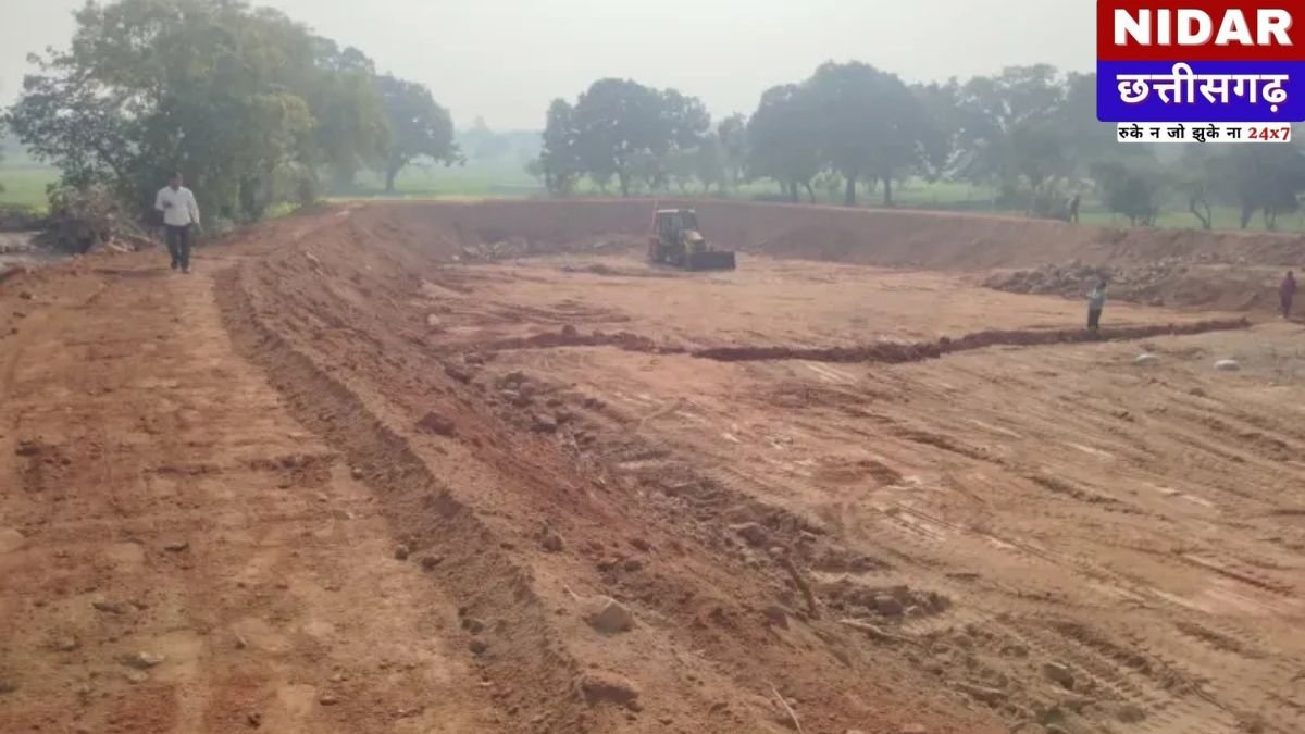 Tikamgarh News:  बाजीतपुरा में 'रोजगार गारंटी' का मखौल, मजदूरों के हक पर चल रही जेसीबी; कैंसर पीड़ित किसान की जमीन पर भी कब्जा!