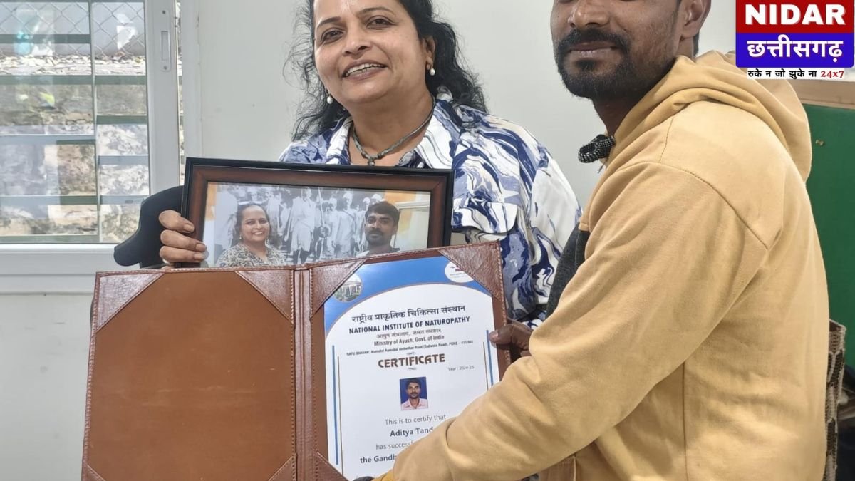 Success Story: Bank की शानदार नौकरी छोड़ बने 'योग गुरु', छत्तीसगढ़ के आदित्य को मिला प्रतिष्ठित Gandhi Philosophy Award