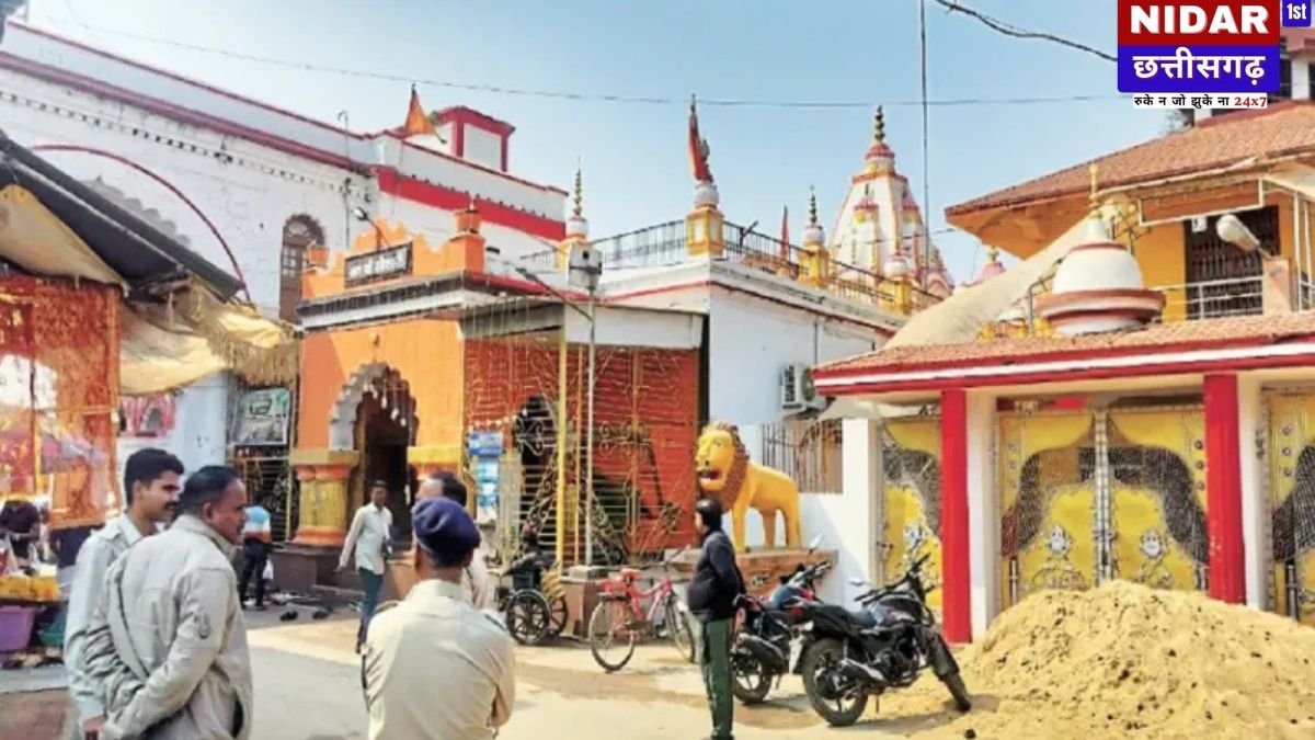 Danteshwari Temple Robbery: मां दंतेश्वरी मंदिर में बड़ी चोरी! सोने का लॉकेट और अष्टधातु की मूर्तियां ले उड़े नकाबपोश चोर, CRPF कैंप के पास मची खलबली