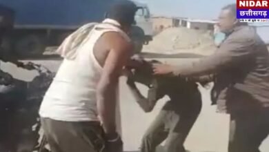 Balrampur Viral Video: बीच सड़क पर युवक की बेरहमी से पिटाई! एक ने हाथ मरोड़ा तो दूसरे ने बाल पकड़कर मारा, सोशल मीडिया पर मचा बवाल