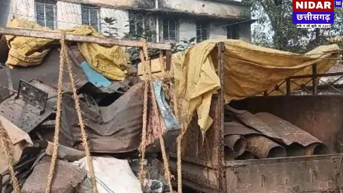 Korba Illegal Scrap News: आधी रात पुलिस की 'सर्जिकल स्ट्राइक'! सील दुकान के पास चल रहा था कबाड़ का काला धंधा, 3 गिरफ्तार