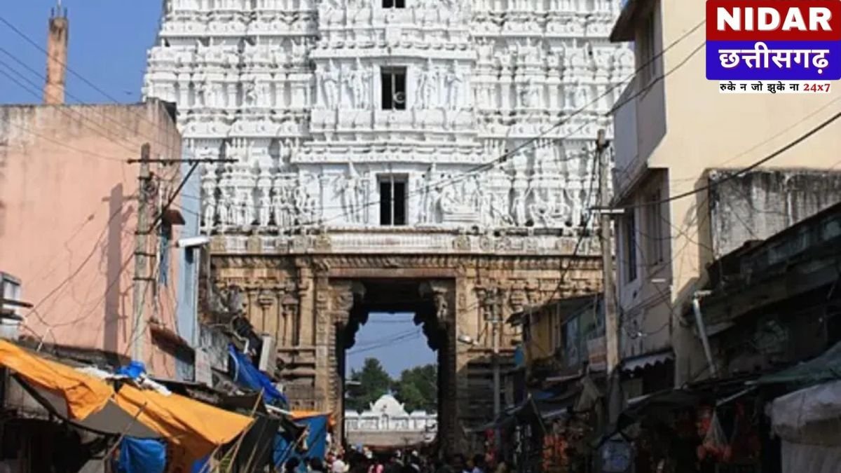 Tirupati Temple News: तिरुपति मंदिर के शिखर पर चढ़ा शराबी, 3 घंटे तक चला 'हाई वोल्टेज ड्रामा'; नीचे उतरने के लिए रखी ये अजीब शर्त!