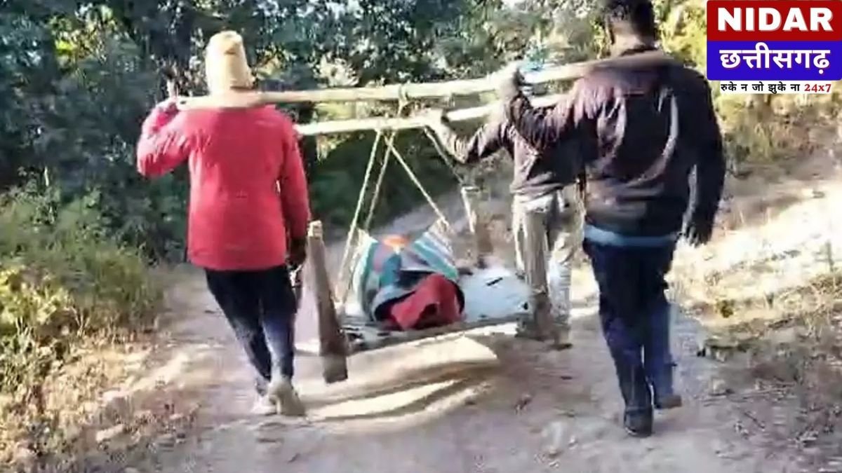 सीतापुर: सड़क के अभाव में सिस्टम ने तोड़ा दम, खाट पर शव ढोने को मजबूर हुए ग्रामीण