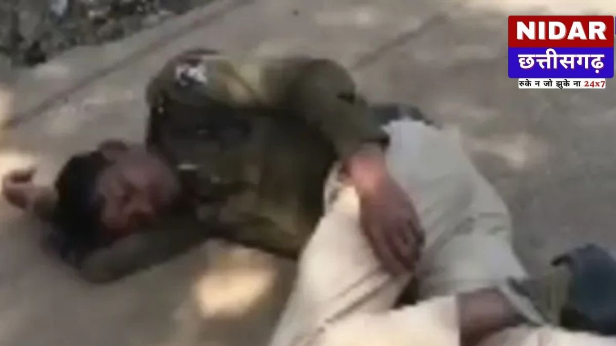 Police Constable Drinking Video:  बीच सड़क पर 'टल्ली' होकर गिरा आरक्षक, वर्दी की उड़ी धज्जियां; अब गिरी गाज!