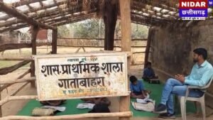 जंगल के बीच शिक्षा की जंग: झोपड़ी में पढ़ने को मजबूर मासूम बच्चे