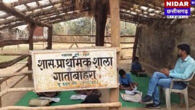 जंगल के बीच शिक्षा की जंग: झोपड़ी में पढ़ने को मजबूर मासूम बच्चे