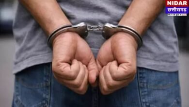 Mumbai Police Arrested: वर्दी हुई शर्मसार! $10,000 की लूट के मामले में 2 पुलिसकर्मी गिरफ्तार, 3 की तलाश जारी