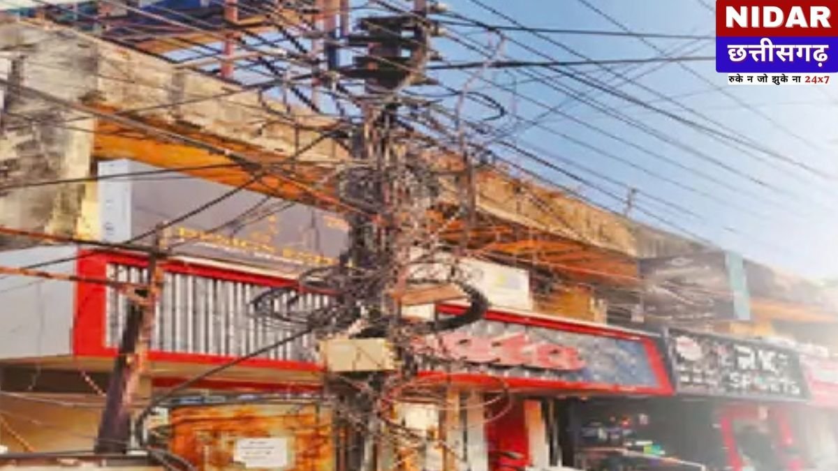 Electric Pole Cable Mesh: शहर में बिजली के खंभों पर केबल का 'मकड़जाल': मात्र ₹100 के लिए दांव पर लगी आम जनता की जान!