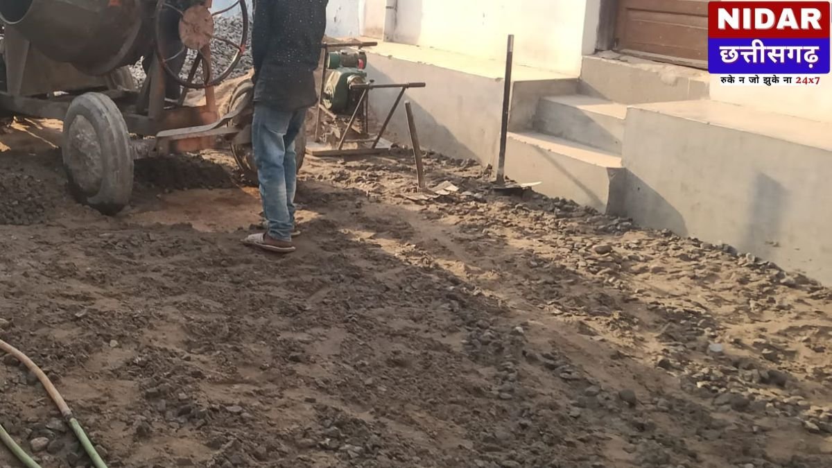 करैहापारा सीसी रोड निर्माण में धांधली का आरोप, गुणवत्ता को लेकर भड़के वार्डवासी