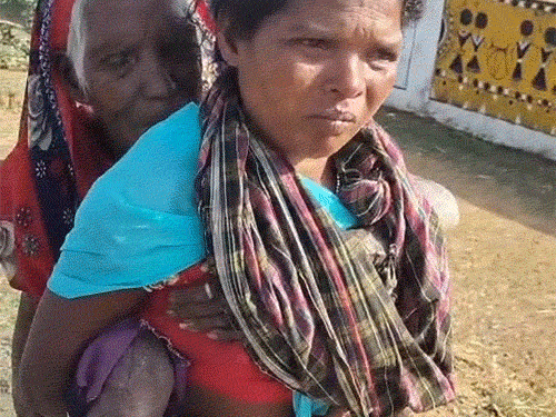90 साल की सास को पीठ पर लादकर 5 KM पैदल चली बहू, पेंशन लेने बैंक पहुंची | छत्तीसगढ़ की भावुक कहानी