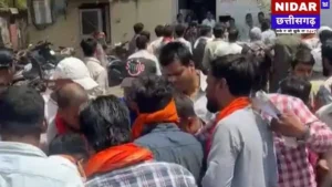 Durg News: नगर निगम कर्मचारी की बदसलूकी पर बवाल, हिंदू संगठनों ने बीच सड़क पर की पिटाई