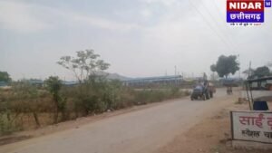 Stunt or Suicide? Bilaspur के Kota में अवैध रेत से भरी ट्रैक्टर पर युवक का जानलेवा करतब, Video Viral!