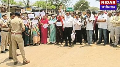 Dhamtari-Nagri Highway Protest: करोड़ों का घोटाला और 8 महीने का सन्नाटा! ग्रामीणों ने अछोटा चौक पर किया चक्काजाम, मचा हड़कंप