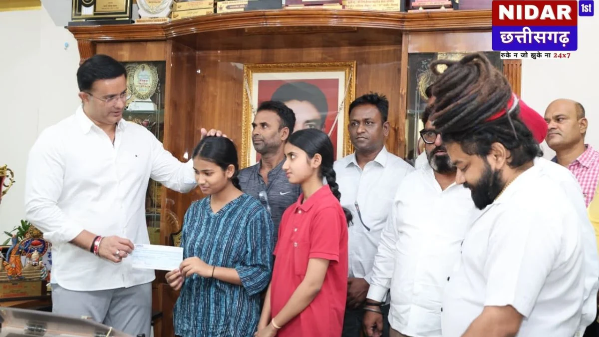 मेधावी पिता-हीन छात्रा को मिली ₹20,000 की शिक्षा सहायता, सपना है डॉक्टर बनकर समाज सेवा करना