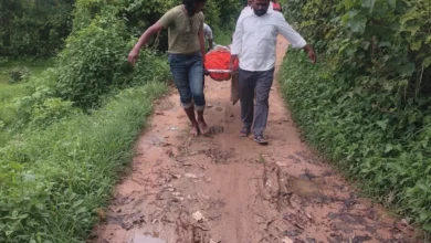 मरवाही में कीचड़ भरे रास्ते पर डेढ़ किमी पैदल चले 108 कर्मी, स्ट्रेचर पर पहुंचाया मरीज