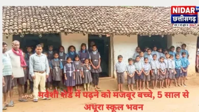 मवेशी शेड में पढ़ने को मजबूर बच्चे, 5 साल से अधूरा स्कूल भवन