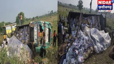 कवर्धा से रायपुर जा रहा सेब से लदा ट्रक गर्रा में पलटा, सड़क पर बिखरे फल