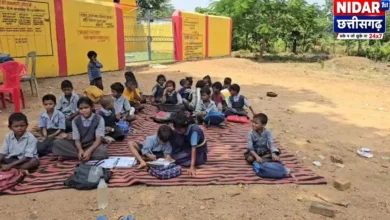 पखांजुर के उलिया स्कूल में भवन नहीं, पेड़ के नीचे पढ़ रहे 66 बच्चे